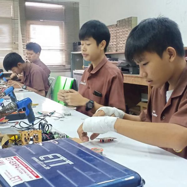 แผนกช่างอิเล็กทรอนิกส์ #131